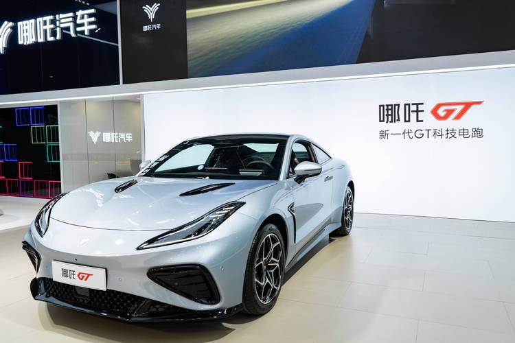 成都117哪吒汽车在智能汽车领域的表现，领途汽车在新能源汽车市场中的影响力